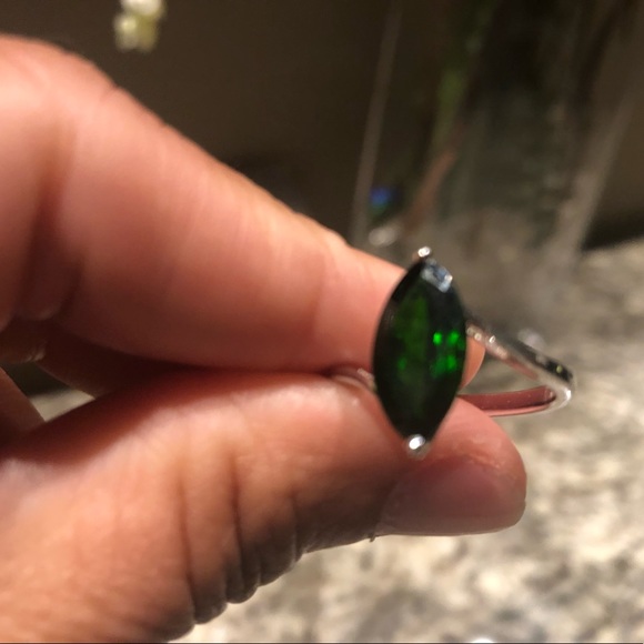 Green & Silver Ring Size 8 - Picture 3 of 8